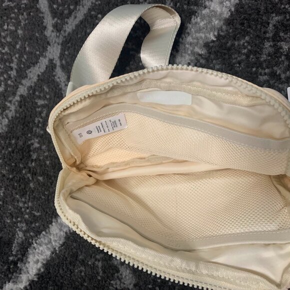 Lululemon Everywhere Bag 1L - Picture 3 of 3